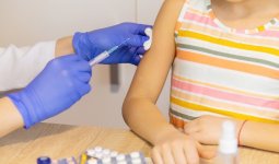 Қазақстанда келер жылдан бастап 11-13 жастағы қыздарға жатыр мойны обырына қарсы вакцина салынады